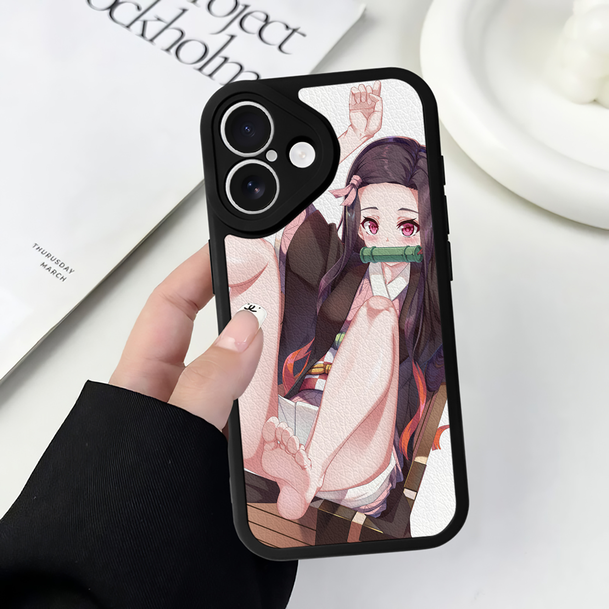 （画像用） 鬼滅の刃（きめつのやいば）竈門 禰󠄀豆子／かまど ねずこ Kamado Nezuko 【iPhone 16シリーズ対応】シリコンスマホケース（レザー調） 材質：シリコン